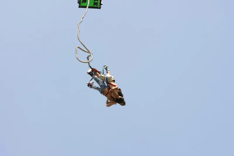 Bungee jumping z jeřábu ve dvou