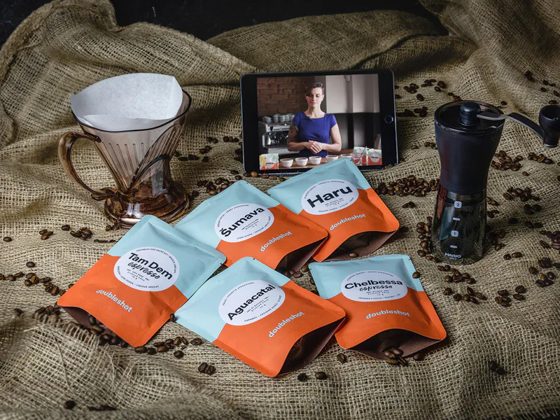 Online kurz přípravy kávy s pražírnou DOUBLESHOT + 5 druhů špičkové kávy + sada na přípravu kávy + kvalitní mlýnek