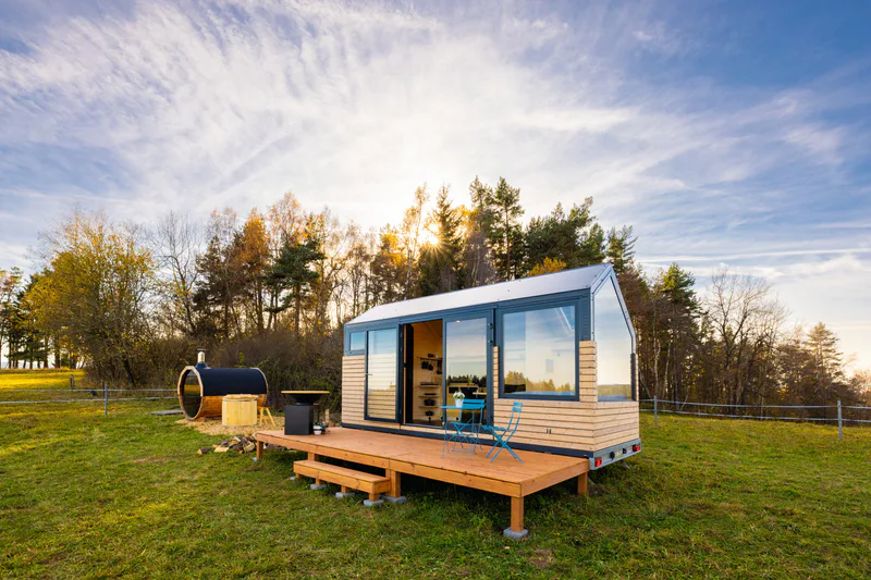Glamping na pastvině na dvě noci - tinyhouse na Šumavě