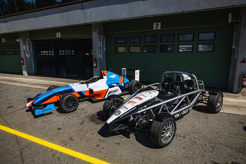 Jízda v Ariel Atom a formuli F4 na okruhu