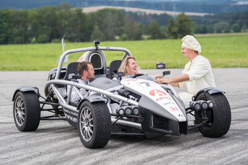 Jízda v Ariel Atom na okruhu