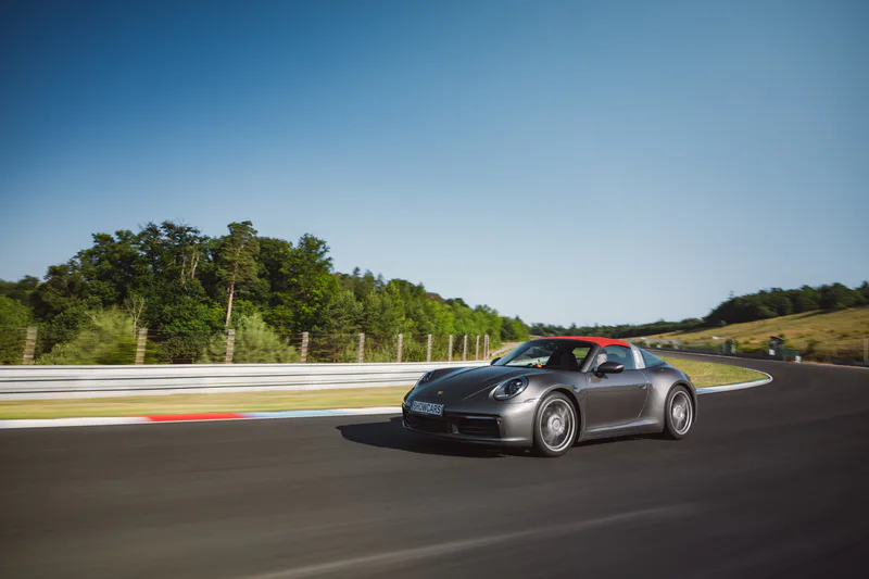 Jízda v Porsche 911 Carrera na polygonu