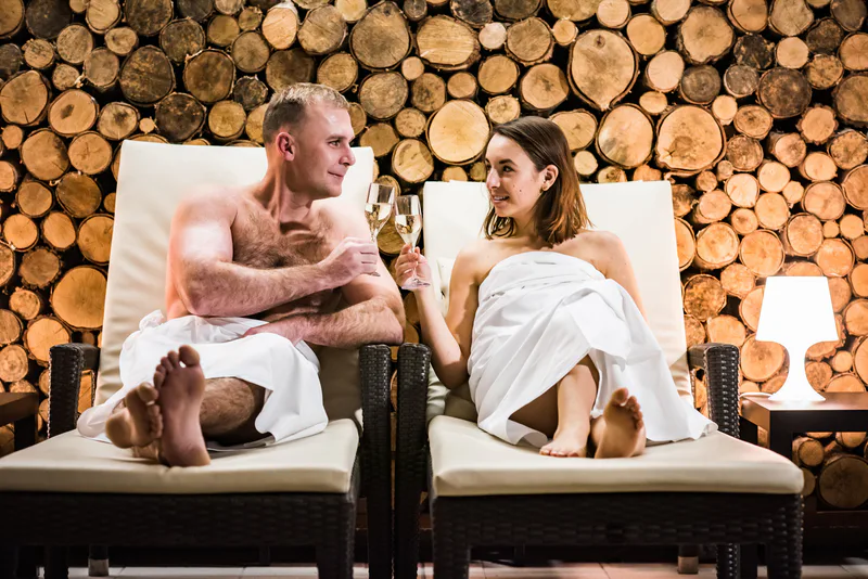 Partnerský relaxační rituál se vstupem do saunového světa
