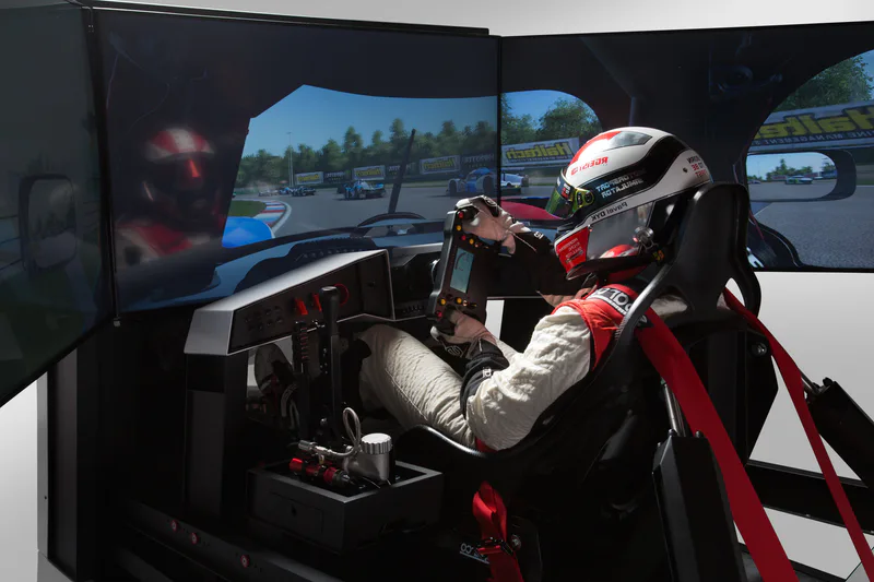 Profesionální simulátor závodních automobilů - WRC Rallye Car, GT3 nebo Formule 1